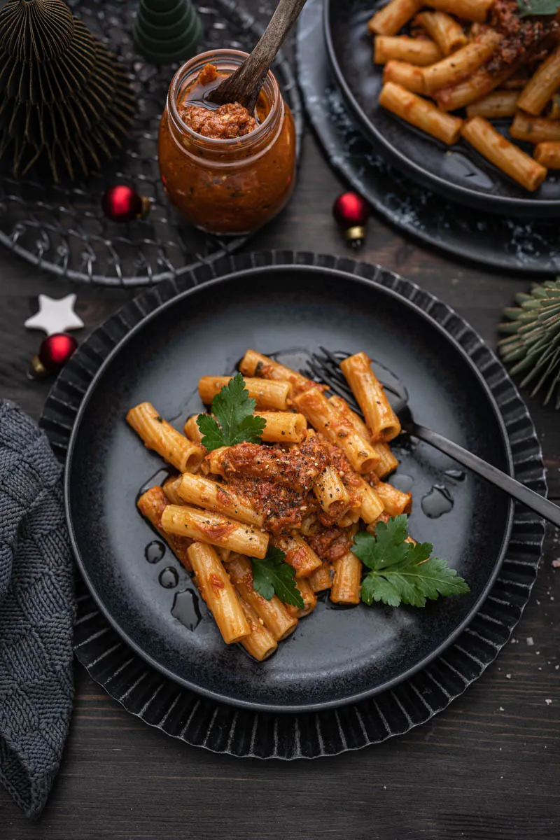 Nahaufnahme des cremigen veganen Tomaten-Pestos