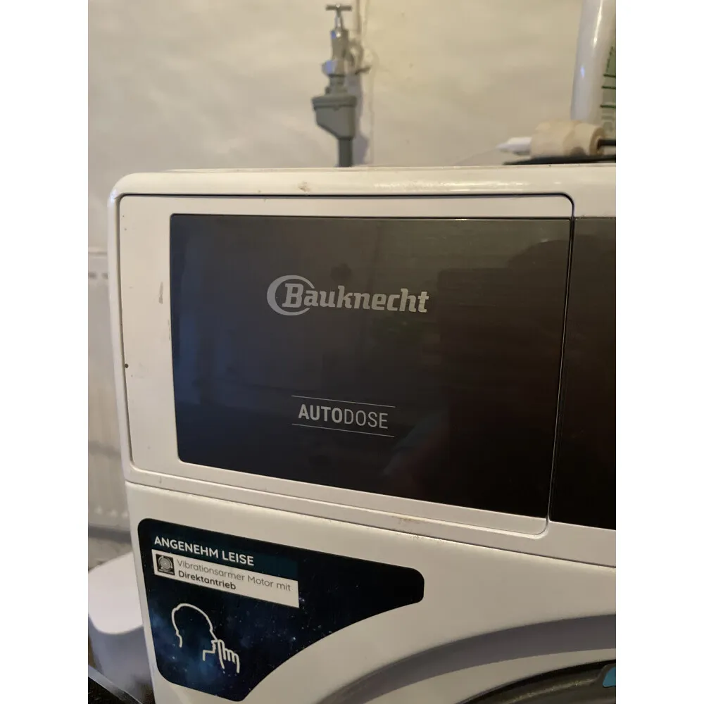 Nahaufnahme des geöffneten Waschmittelfachs einer Bauknecht Waschmaschine