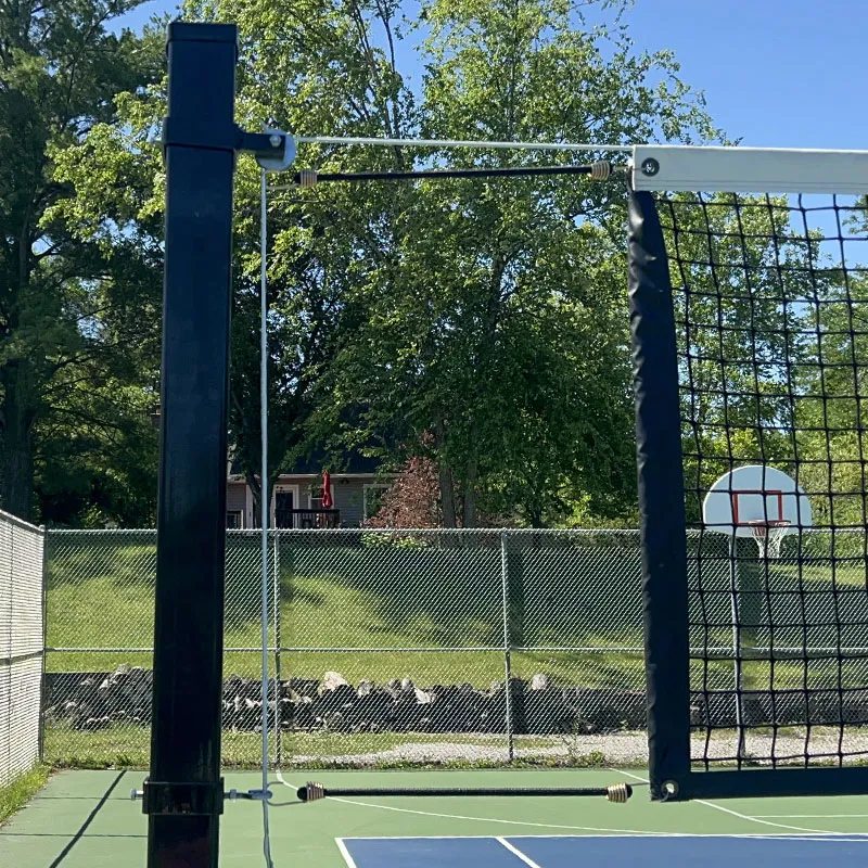 Nahaufnahme des Netzes auf Volleyballhöhe, zeigt Details der Konstruktion