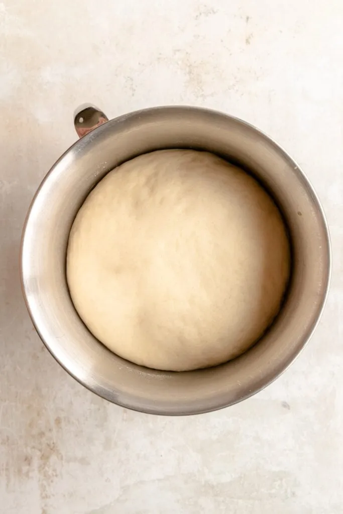 Nahaufnahme des perfekt aufgegangenen Hefeteigs in einer Schüssel.