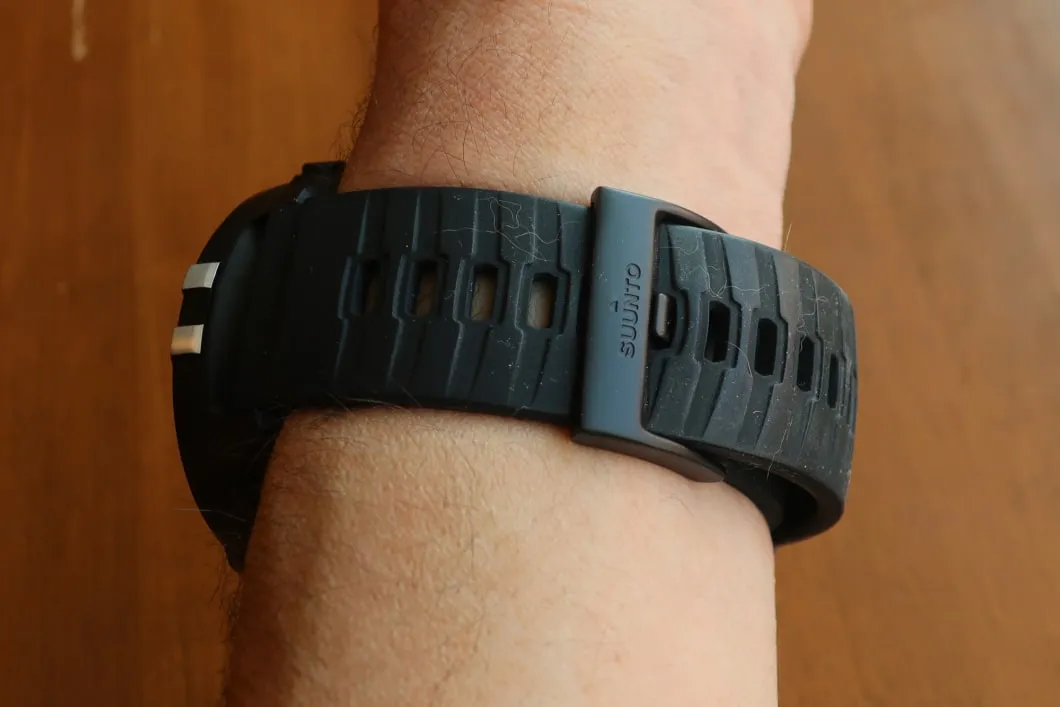 Nahaufnahme des Silikonarmbands des Suunto Spartan Sport HR Baro, das Flusen sammelt