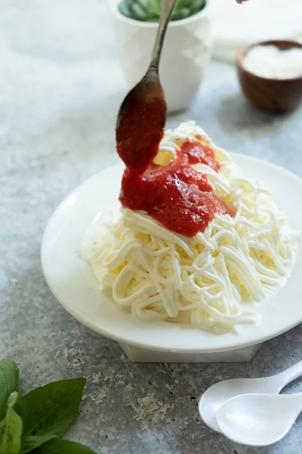 Nahaufnahme des Spaghettieis mit seiner cremigen Textur und bunten Garnitur