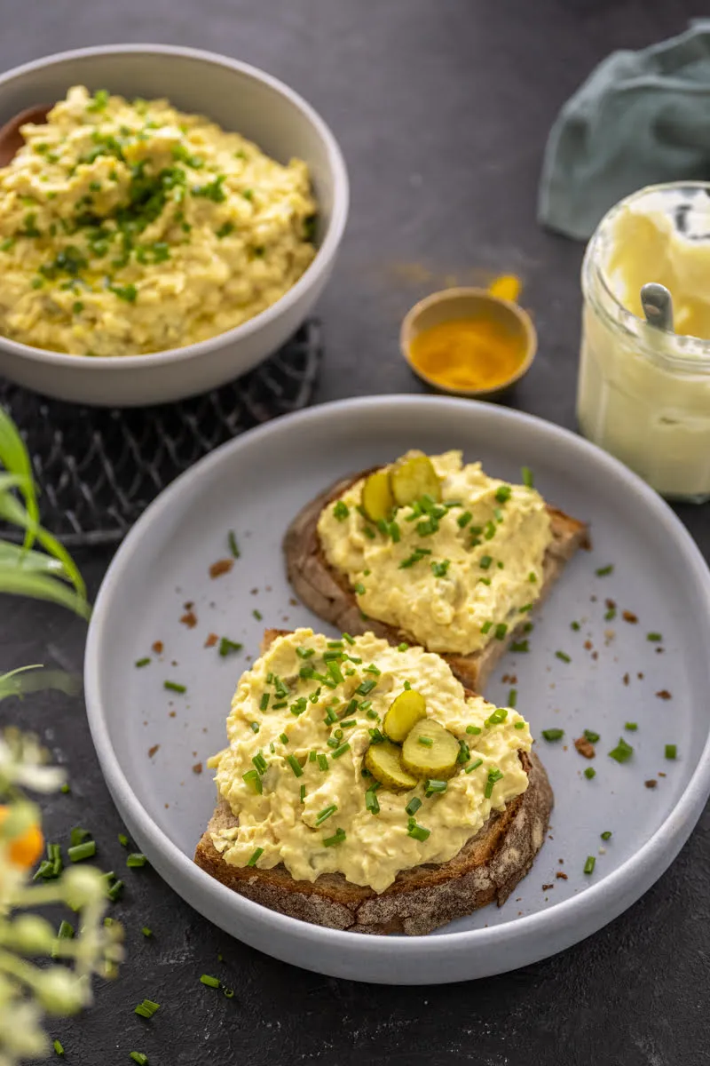 Nahaufnahme des veganen Eiersalats mit Kichererbsen und Gewürzen