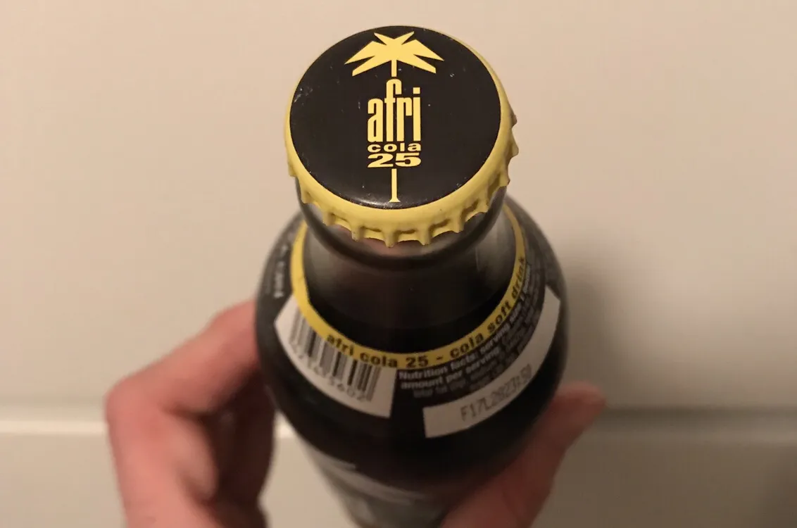 Nahaufnahme des Verschlusses einer Afri-Cola-Flasche mit der Aufschrift "25"