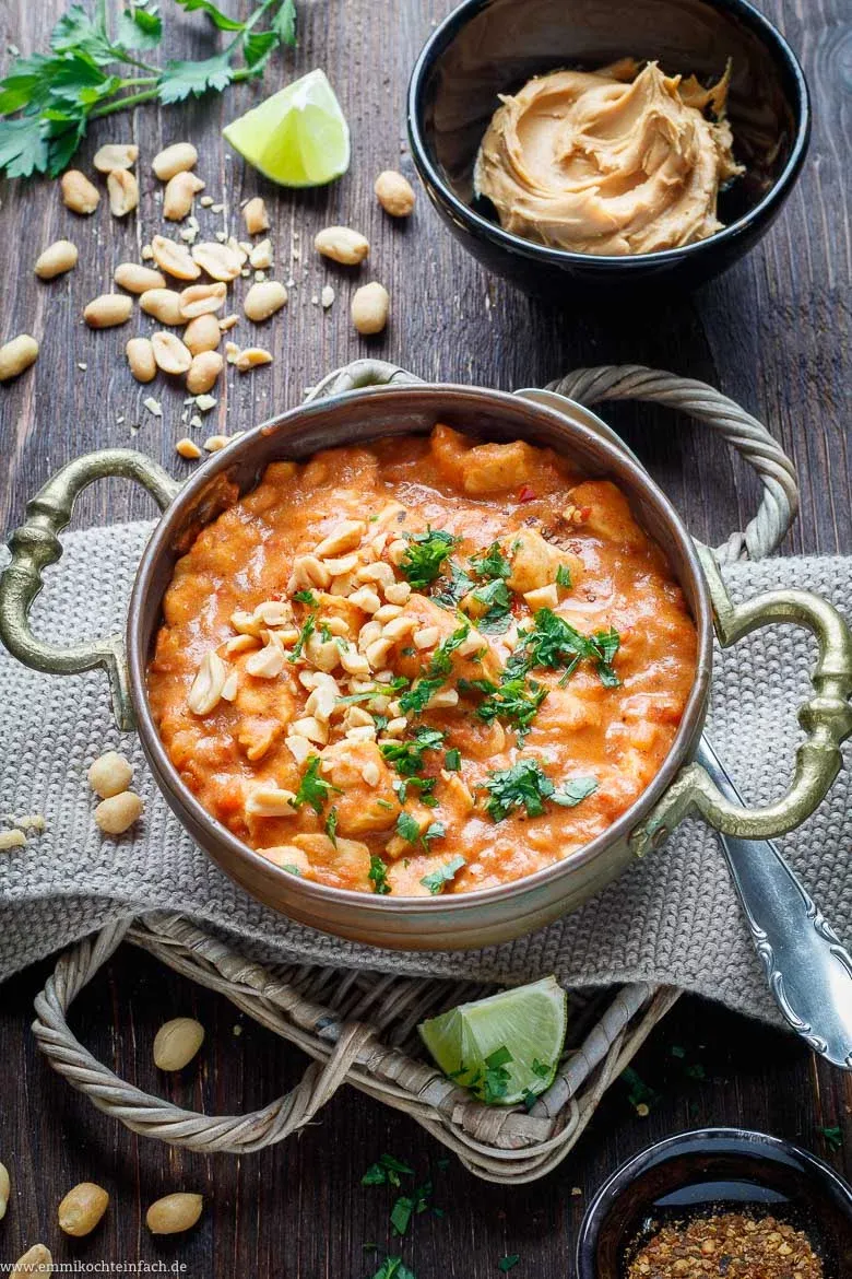 Nahaufnahme des würzigen Erdnuss-Hähnchen-Topfs, der die cremige Erdnussbuttersauce und zartes Hähnchenfleisch hervorhebt – ein beliebtes Gericht unter afrikanischen Rezepten.