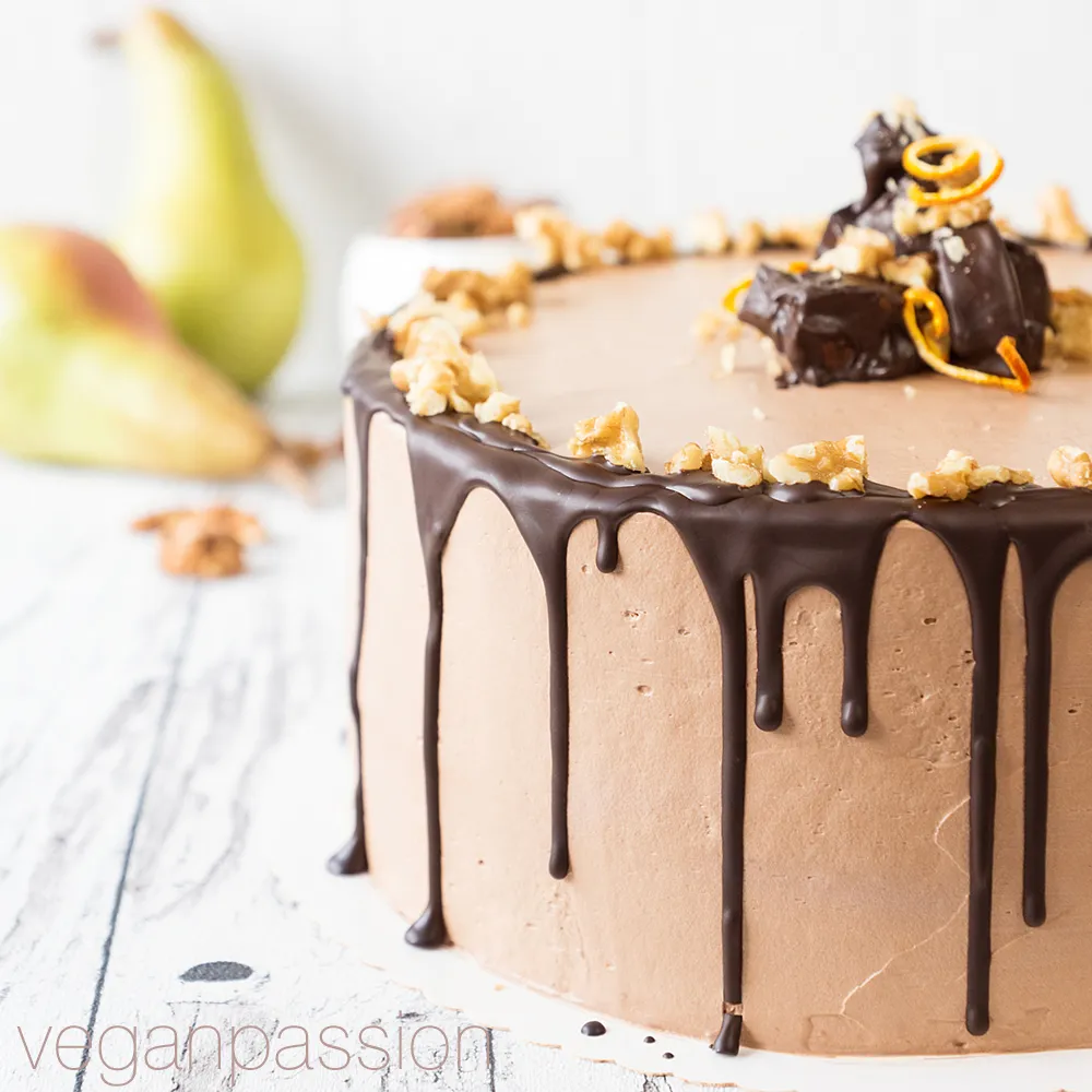 Nahaufnahme einer angeschnittenen Schoko Birne Sahne Torte, die die Schichten aus Biskuit, Birnenfüllung und Sahnecreme zeigt