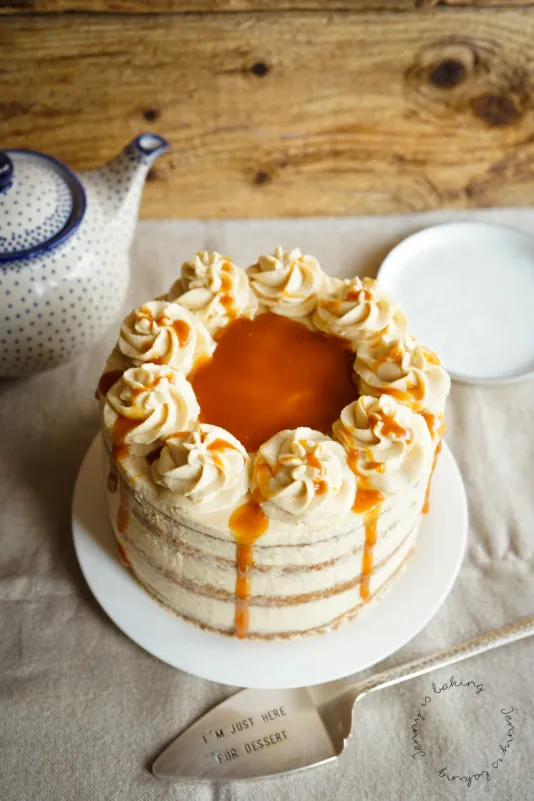 Nahaufnahme einer aufgeschnittenen Schoko-Karamell-Torte, die ihre saftigen Schichten und cremige Füllung zeigt