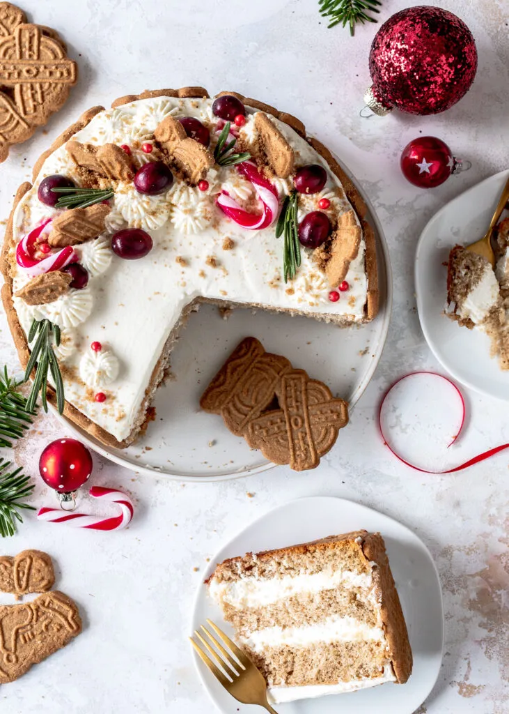 Nahaufnahme einer Bratapfel-Spekulatius-Torte, die die knusprigen Spekulatius-Kekse am Rand und die zarte Sahnehaube hervorhebt.