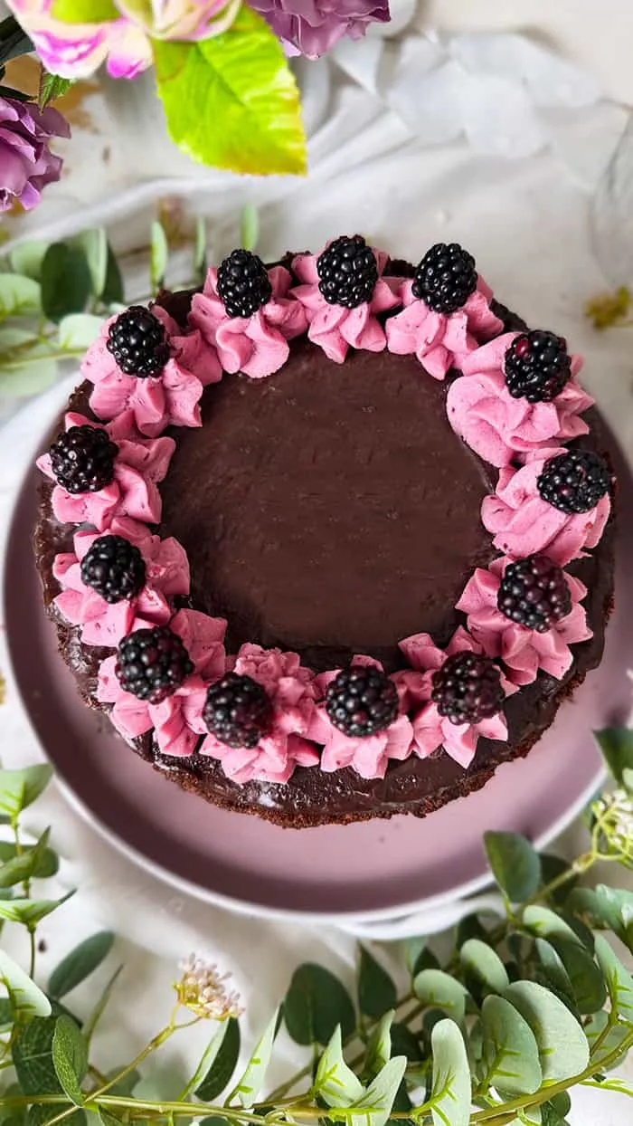 Nahaufnahme einer Brombeer Sahne Torte mit pinker Brombeercreme, perfekt für die Kaffeetafel