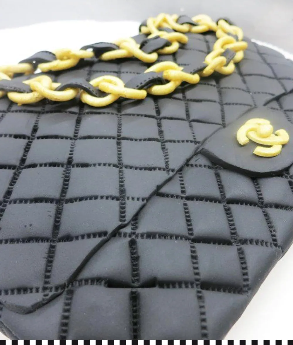 Nahaufnahme einer Chanel-Handtaschen-Torte aus Marzipan von Konditorei Heinemann