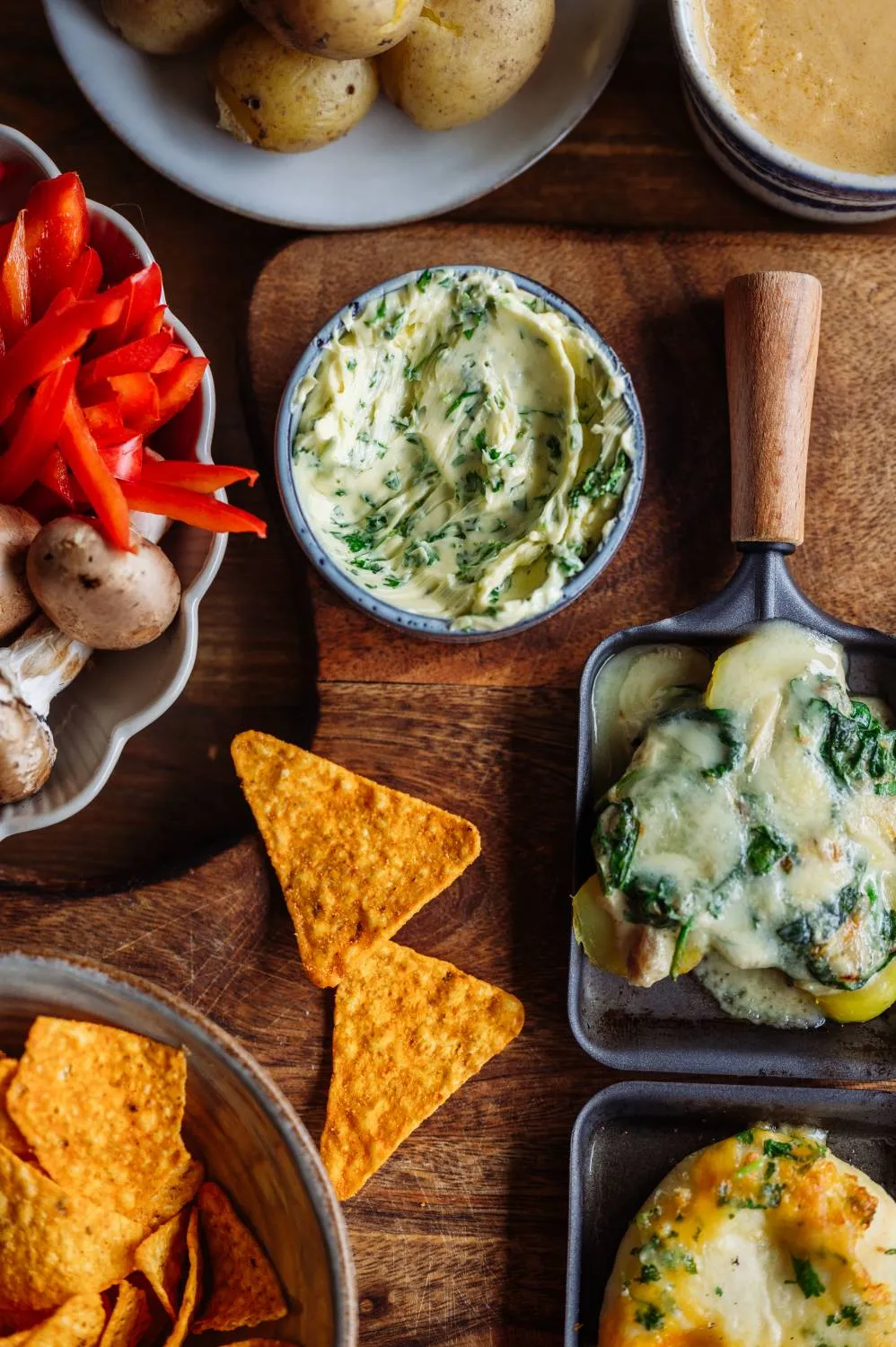 Nahaufnahme einer cremigen Käsesauce mit Kräutern, perfekt für Raclette