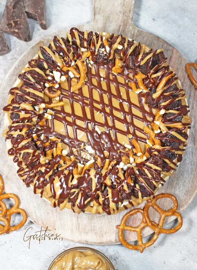 Nahaufnahme einer cremigen Schicht Erdnussbutter-Mousse, perfekt für eine Ben &amp; Jerry's inspirierte vegane Geburtstagstorte.