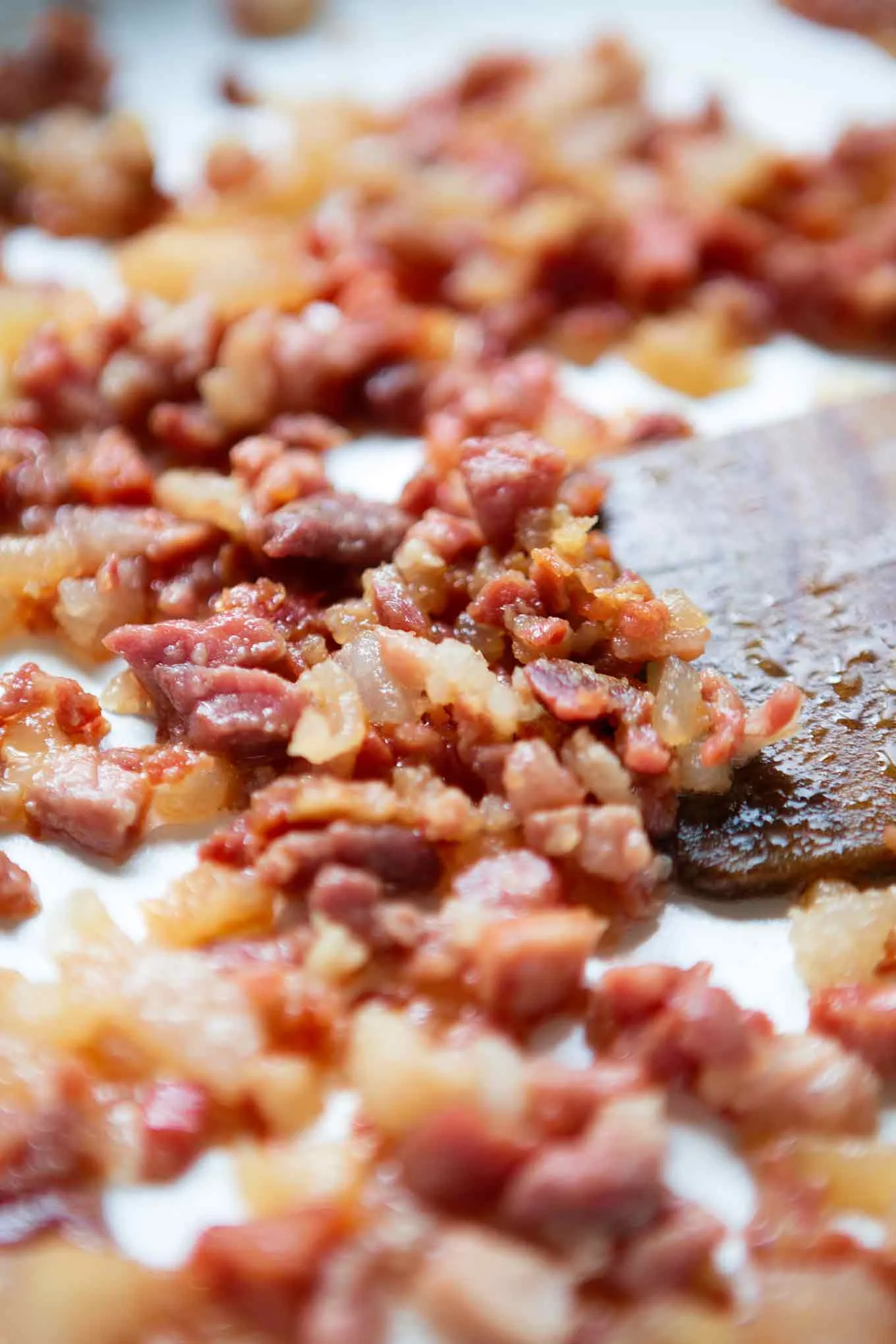 Nahaufnahme einer cremigen Spaghetti Carbonara Soße