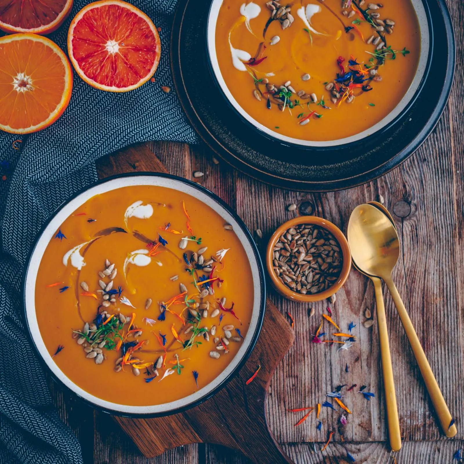 Nahaufnahme einer dampfenden Linsen-Orangen-Suppe mit Orangenstückchen, ideal für gesunde Orangenrezepte.