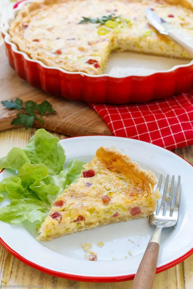 Nahaufnahme einer fertig gebackenen Quiche Lorraine mit knusprigem Rand