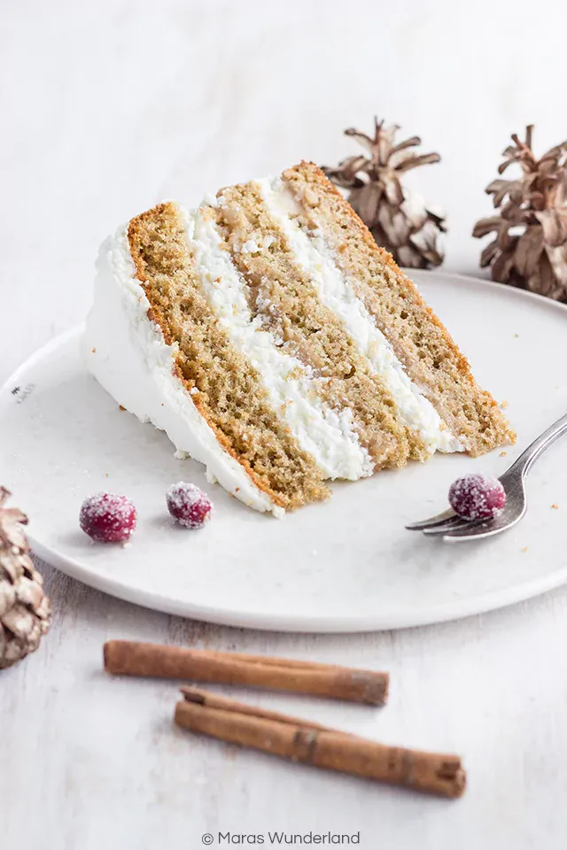 Nahaufnahme einer festlichen Apfel Weihnachtstorte, liebevoll garniert und servierfertig.