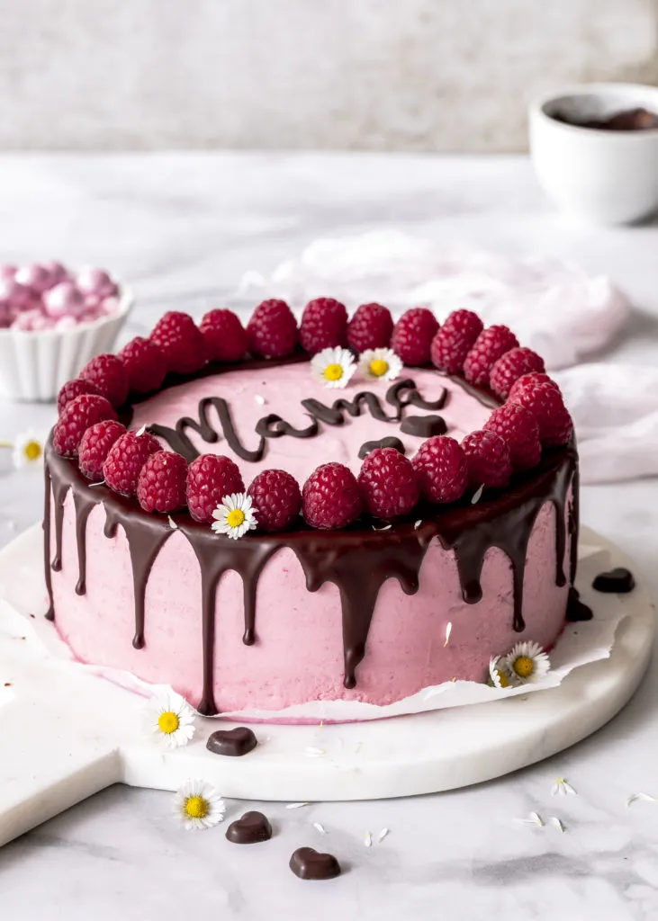 Nahaufnahme einer Himbeermousse-Torte, perfekt für einen besonderen Anlass wie Mamas Geburtstag.