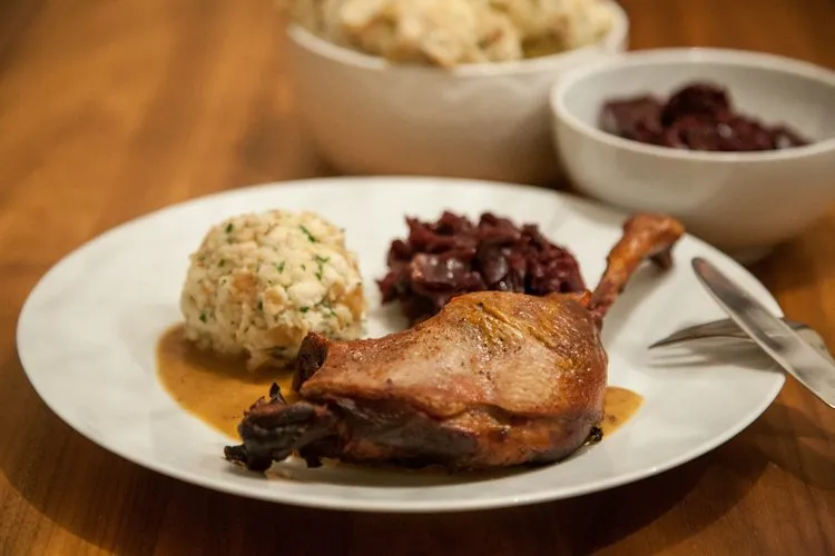 Nahaufnahme einer knusprig gebratenen Gänsekeule