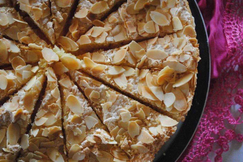 Nahaufnahme einer köstlichen Mandel-Sahne-Torte