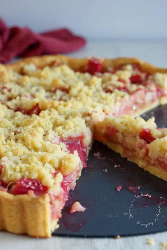 Nahaufnahme einer köstlichen Rhabarbertarte mit knusprigen Streuseln, bereit zum Servieren