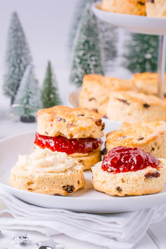 Nahaufnahme einer köstlichen Weihnachtsmarmelade in einem offenen Glas, mit traditionellen Weihnachtsgewürzen im Hintergrund, perfekt für die Adventszeit.