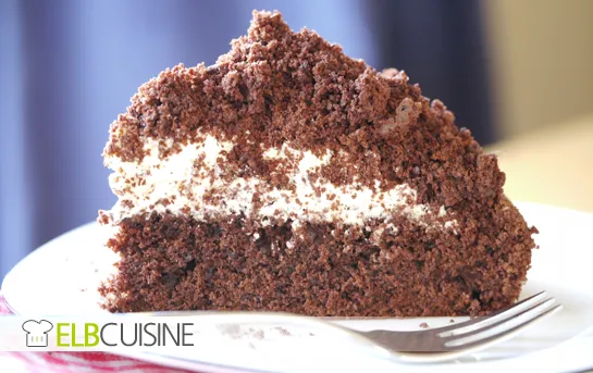 Nahaufnahme einer Maulwurftorte mit fluffiger Sahnefüllung und Schokostückchen