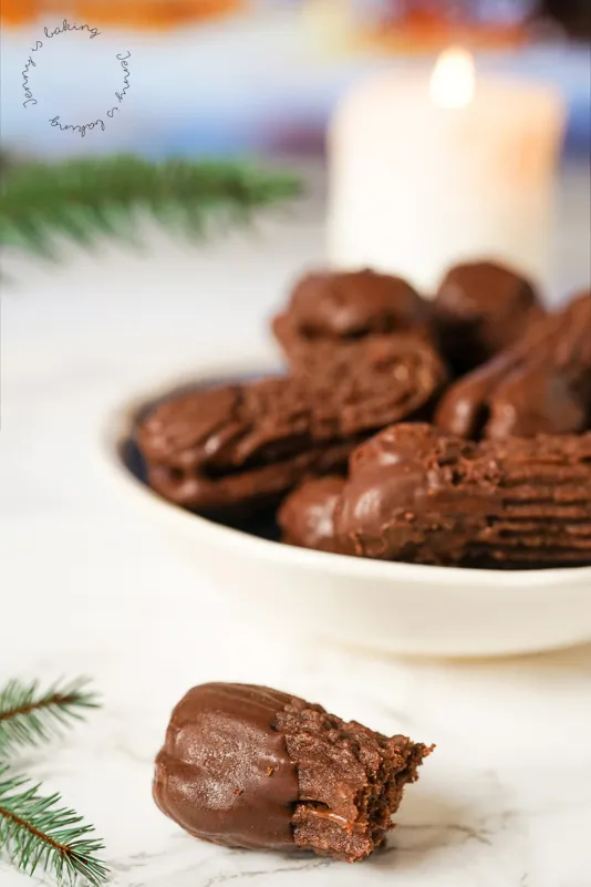 Nahaufnahme einer Nougatstange, die ihre köstliche Haselnuss-Nougat-Füllung und den Schokoladenüberzug zeigt.