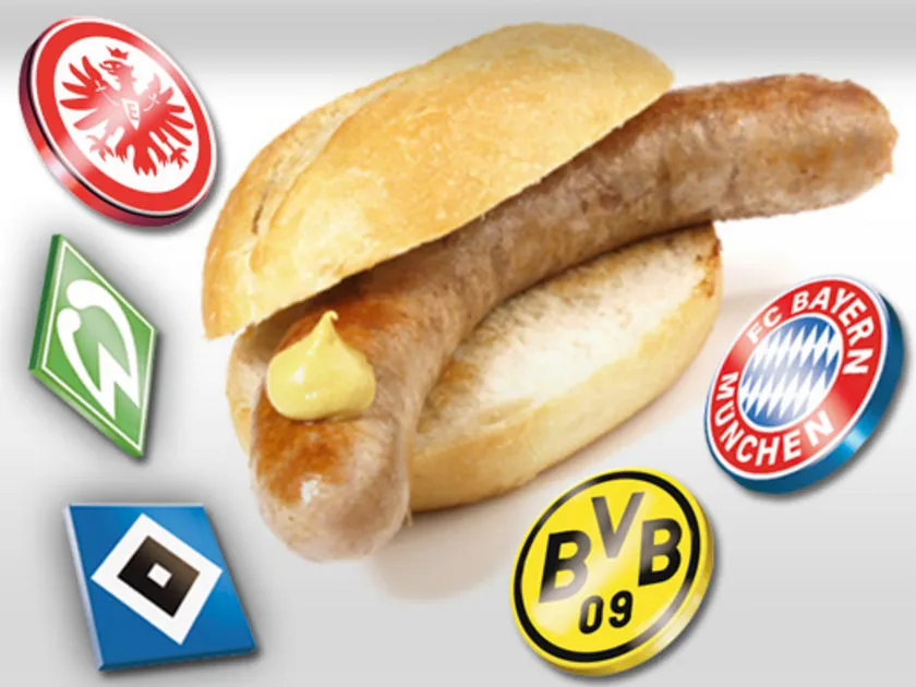 Nahaufnahme einer perfekt gegrillten deutschen Bratwurst, bereit für das Stadionbrötchen und regionalen Senf.