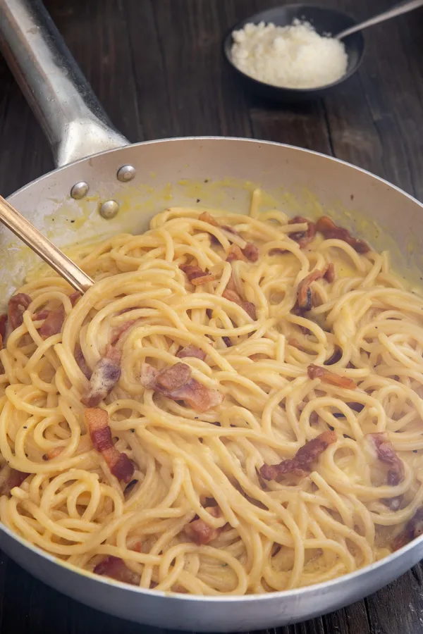 Nahaufnahme einer perfekt zubereiteten Carbonara mit Guanciale und frisch geriebenem Pecorino