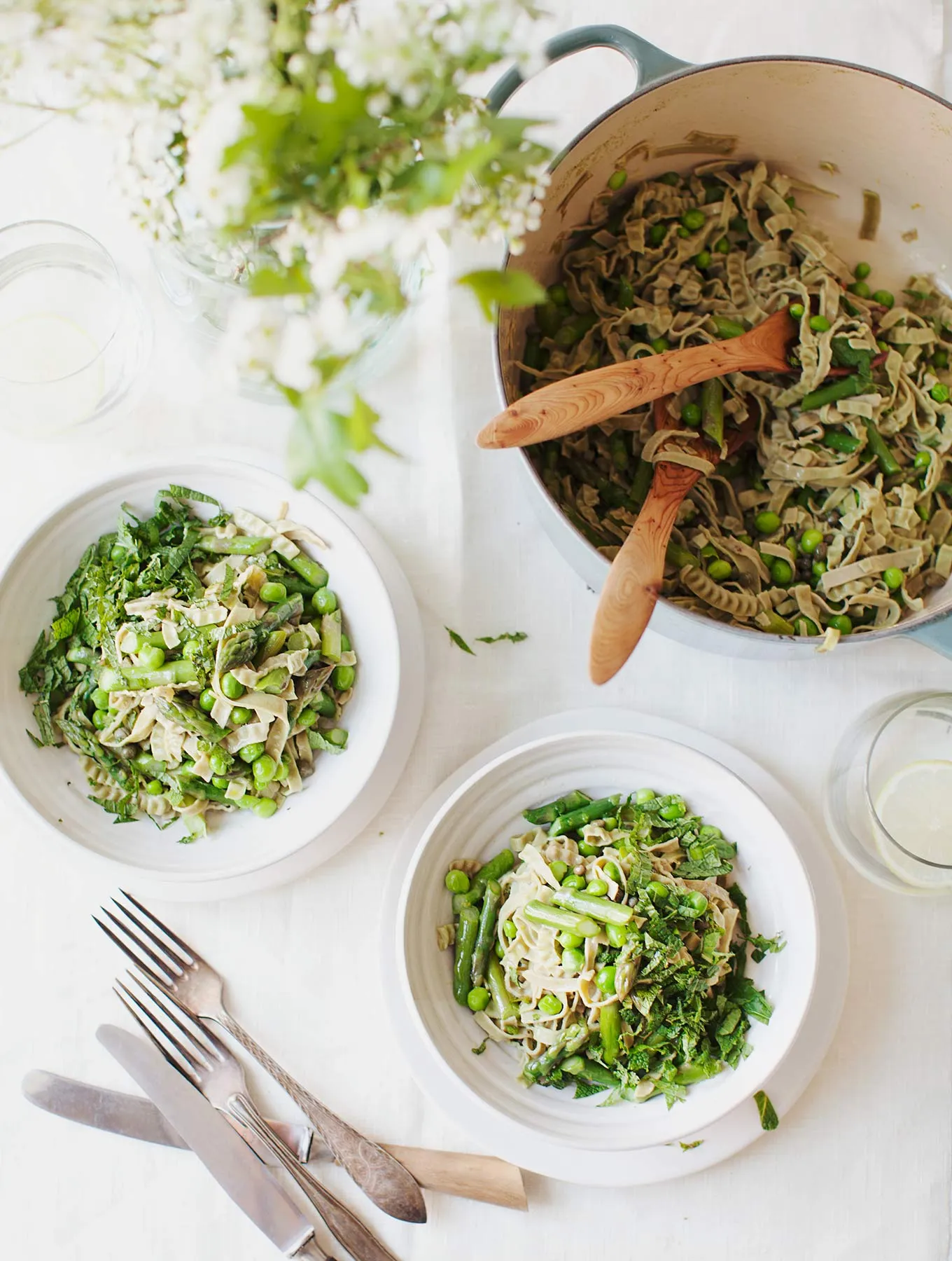 Nahaufnahme einer Portion One-Pot-Pasta mit Hülsenfruchtfettuccine, frischer Minze und Kapern, perfekt für ein schnelles Abendessen