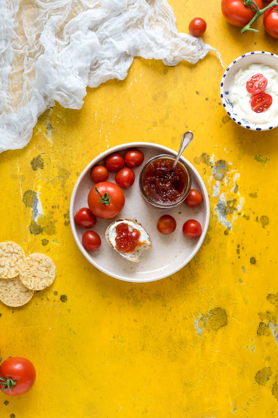 Nahaufnahme einer Portion Tomatenmarmelade auf einem Holzlöffel, zeigt die Konsistenz