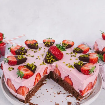 Nahaufnahme einer Portion veganer Erdbeer-Sahne-Torte, servierfertig und appetitlich