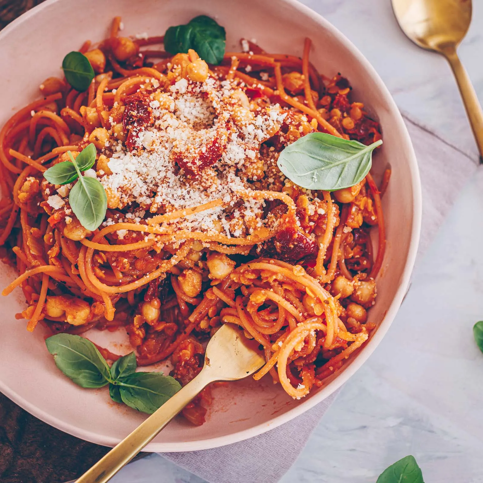 Nahaufnahme einer Portion veganer Protein Pasta mit Kichererbsen und Linsen in Tomatensoße