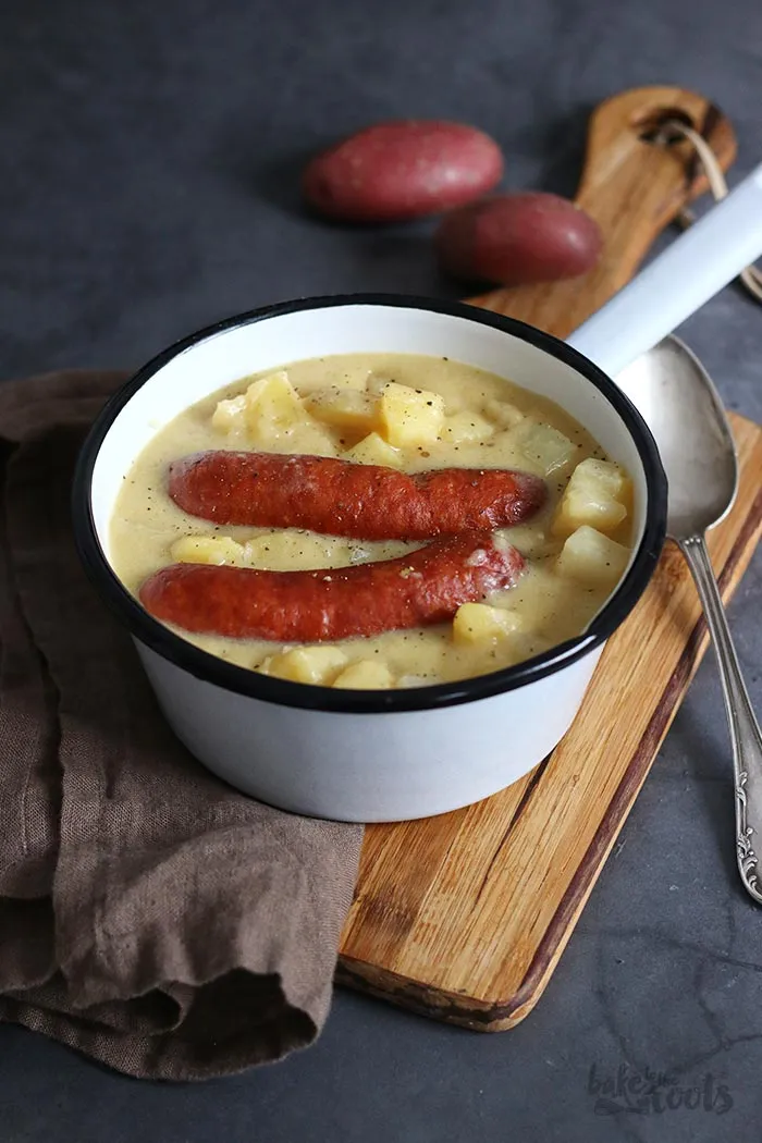 Nahaufnahme einer reichhaltigen Kohlrabisuppe mit Kartoffelstücken und zartem Kohlrabi, perfekt als deftige Mahlzeit.