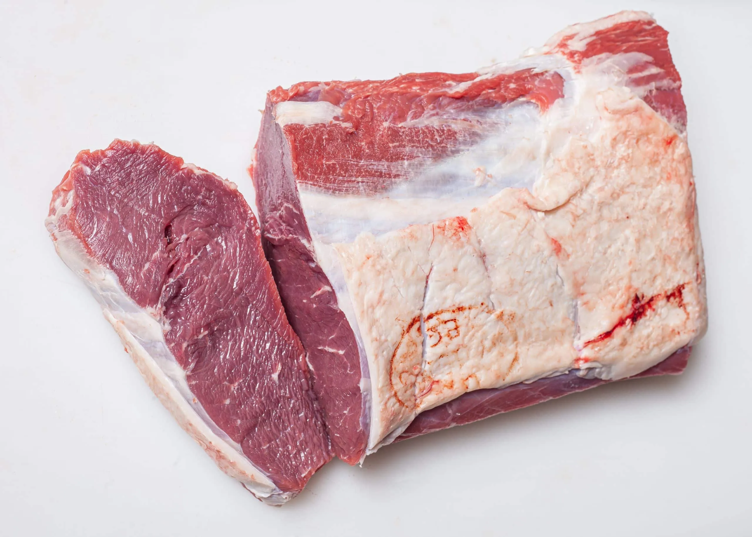 Nahaufnahme einer rohen, zarten Rinderlende, perfekt für Filetsteaks