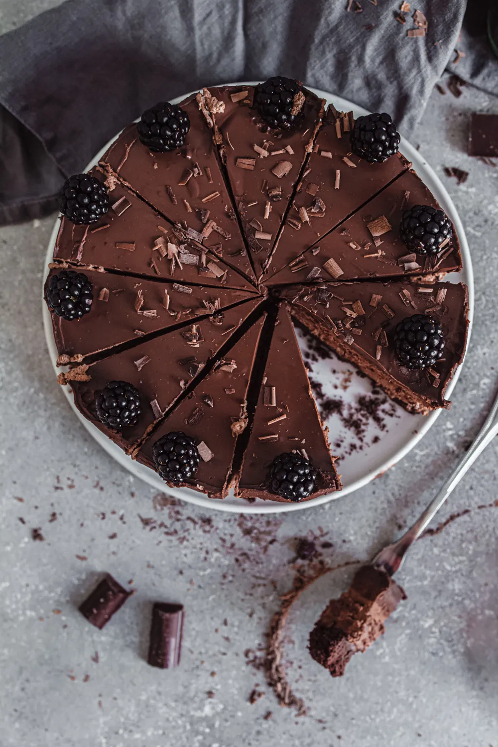 Nahaufnahme einer Schoko-Vanille-Sahnetorte mit deutlich sichtbaren Schichten aus Biskuit, Vanillecreme und Sahne.