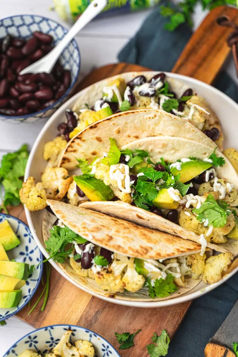 Nahaufnahme einer üppig gefüllten Taco-Schale