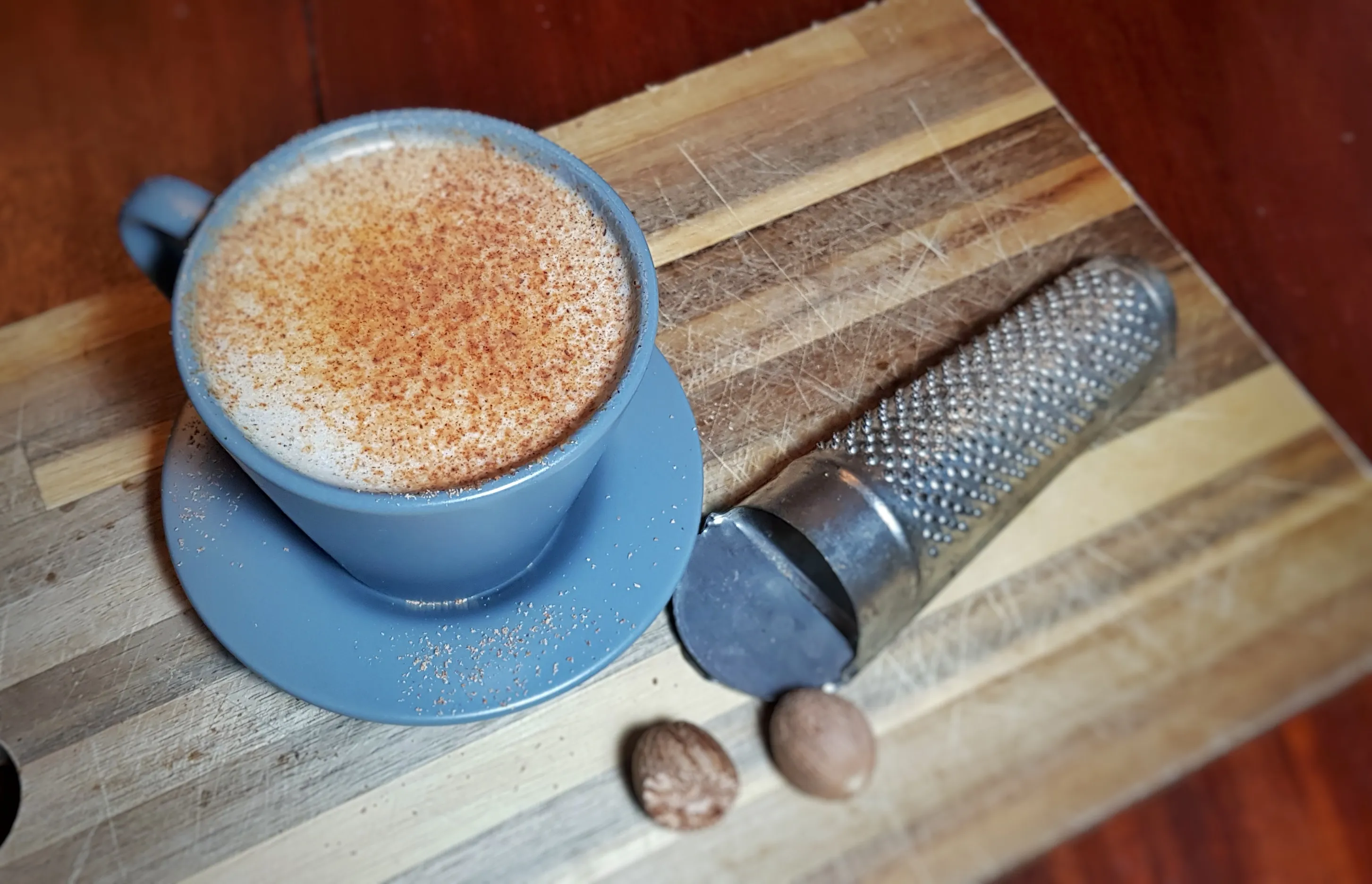 Nahaufnahme eines aufgeschäumten Scáiltín-Getränks in einer Tasse mit Muskatnuss-Garnitur