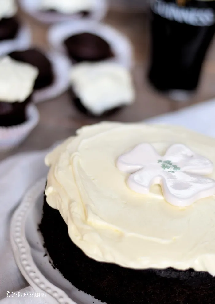 Nahaufnahme eines cremigen Frischkäse-Toppings auf einem Stück Guinness-Schoko-Kuchen, bereit zum Genießen