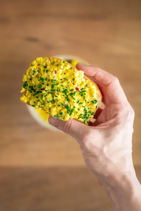 Nahaufnahme eines cremigen veganen Eiaufstrichs, zubereitet mit Kala Namak für den authentischen Geschmack.