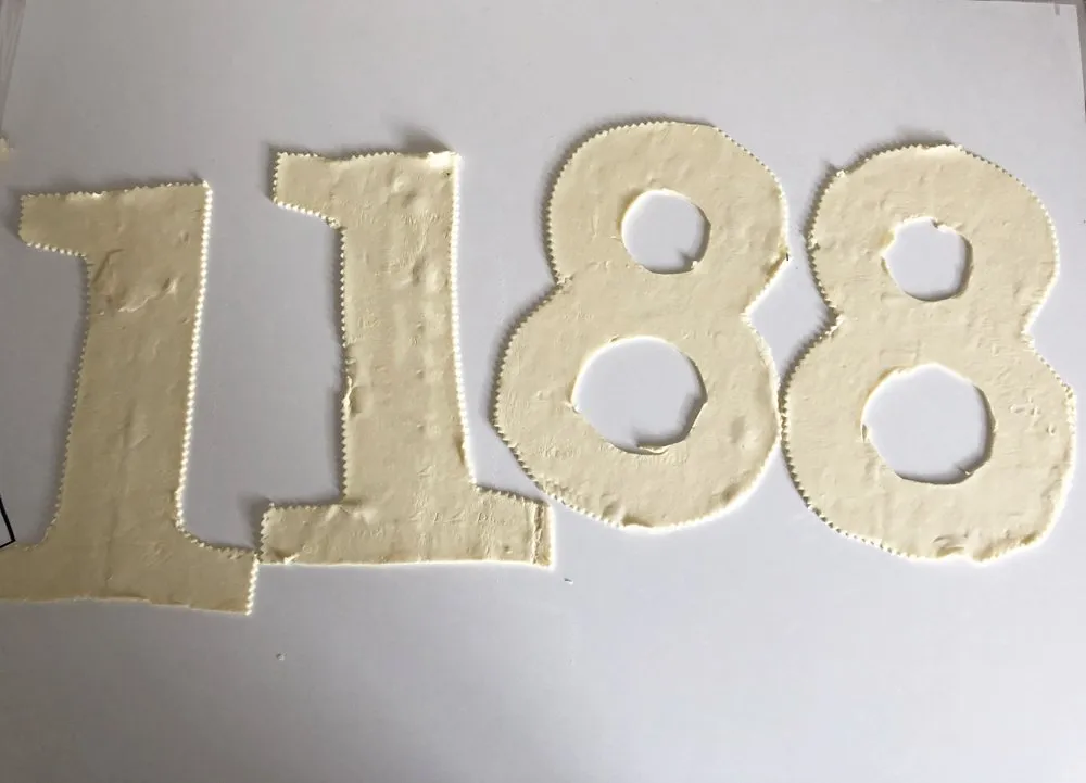 Nahaufnahme eines detailreich dekorierten Number Cakes für einen 18. Geburtstag