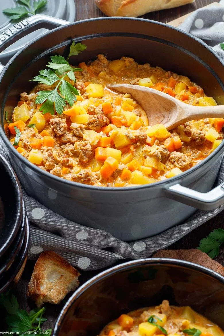 Nahaufnahme eines fertig zubereiteten Bauerntopfs mit Hackfleisch und Kräutergarnitur