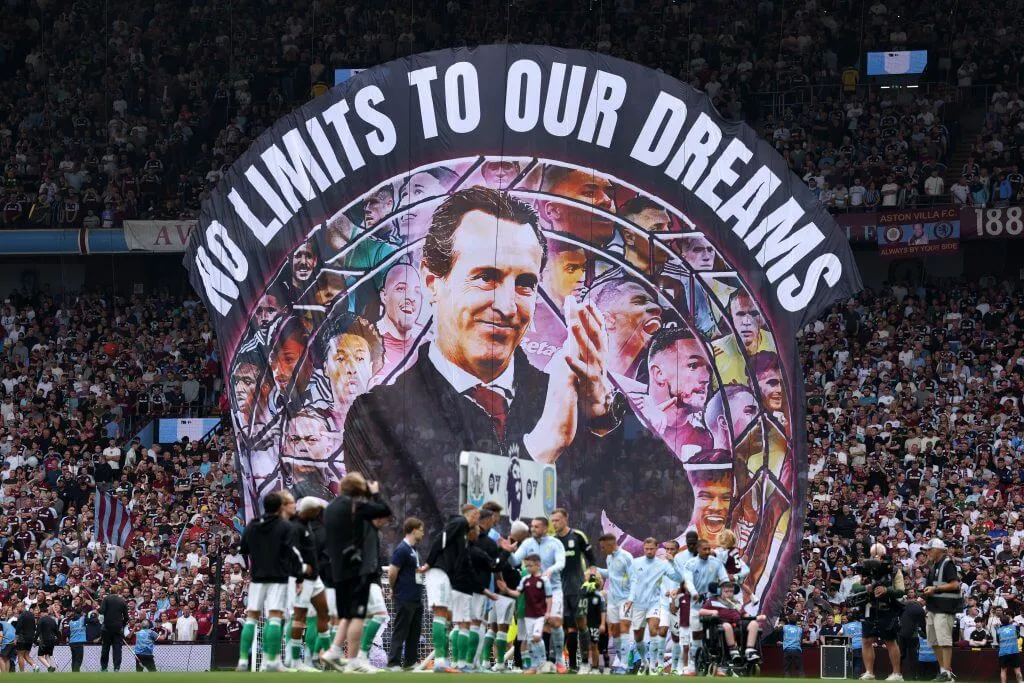 Nahaufnahme eines Fußballstadions bei Nacht, mit Flutlichtern und leeren Sitzen. Das Bild symbolisiert die Auswirkungen finanzieller Zwänge auf die Ambitionen von Fußballvereinen.