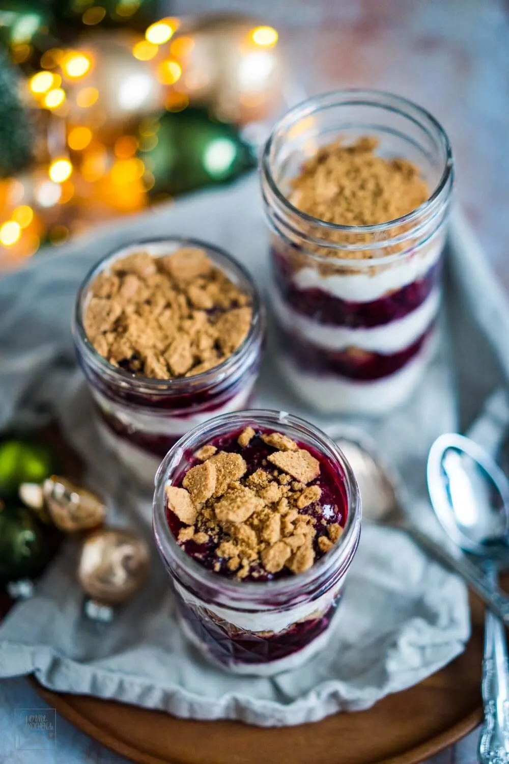 Nahaufnahme eines geschichteten Advents-Tiramisus als leichter Weihnachtsnachtisch