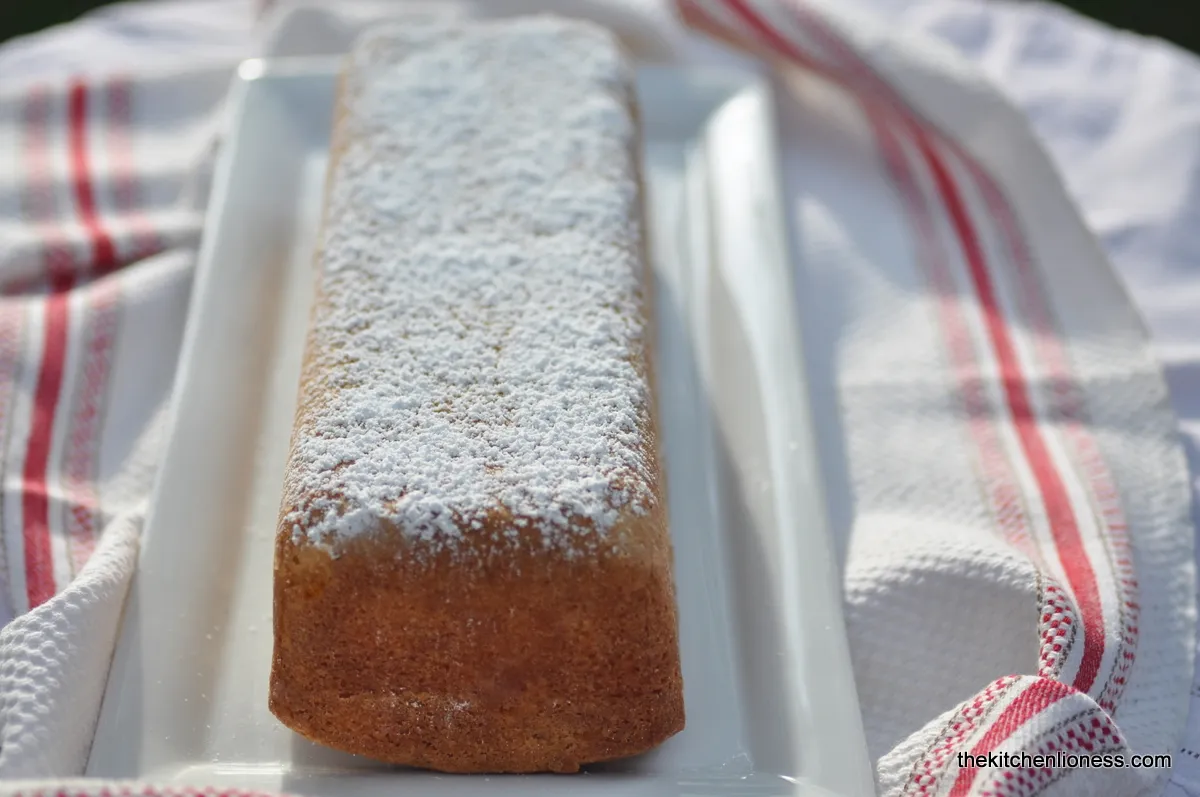 Nahaufnahme eines geschnittenen Rührkuchens mit leicht feuchter Krume