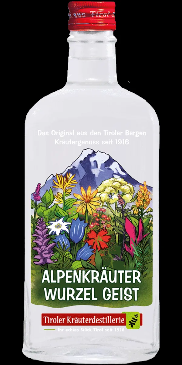 Nahaufnahme eines Glases Nussschnaps, umgeben von Haselnüssen und Walnüssen, auf einem rustikalen Holztisch.