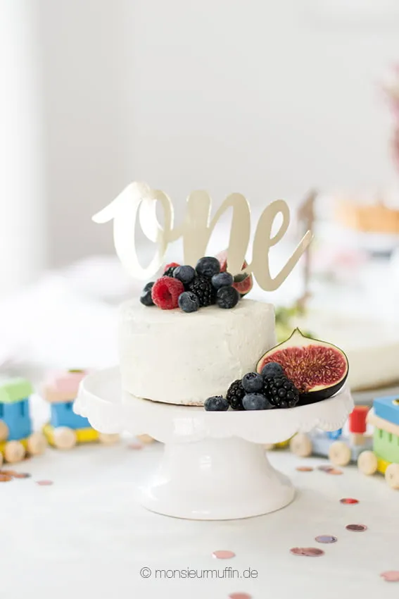 Nahaufnahme eines hausgemachten Kindergeburtstagskuchens ohne Zucker, bereit zum Anschneiden.