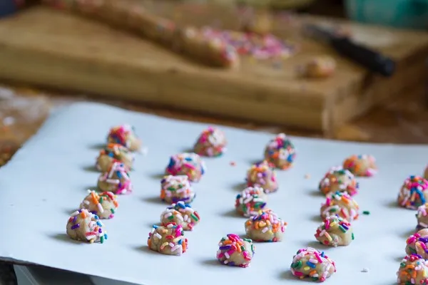 Nahaufnahme eines honiggetränkten Gebäckstücks, das die knusprige Textur und den süßen Glanz von Filoteig-Desserts hervorhebt.