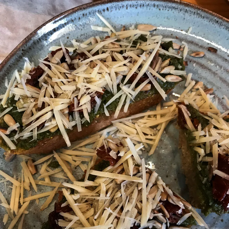 Nahaufnahme eines köstlichen Chai Latte mit pflanzlicher Milch und Streuseln in einer Tasse