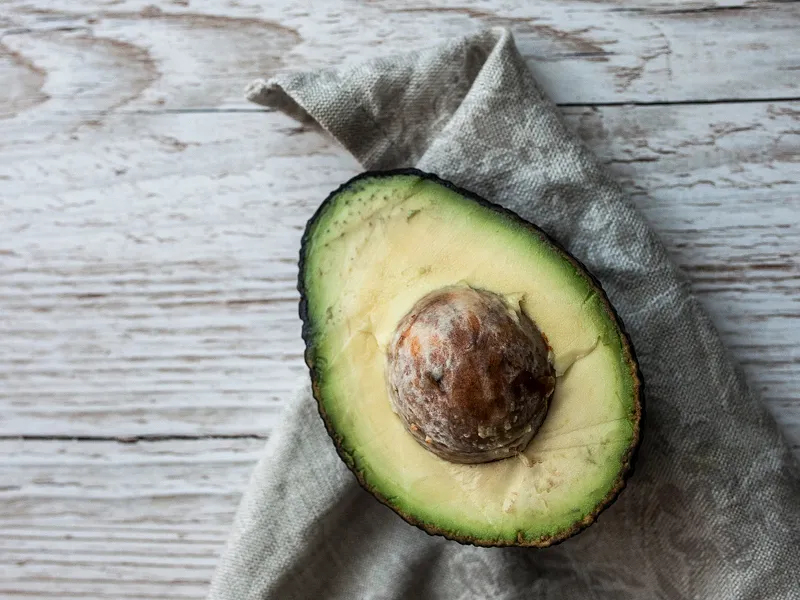 Nahaufnahme eines köstlichen Curry Gnocchi Salats, bereit zum Servieren, mit frischen Zutaten wie Avocado und Kräutern.